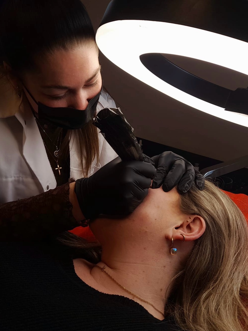 Wenkbrauwen behandeling bij PMU Bar Shar